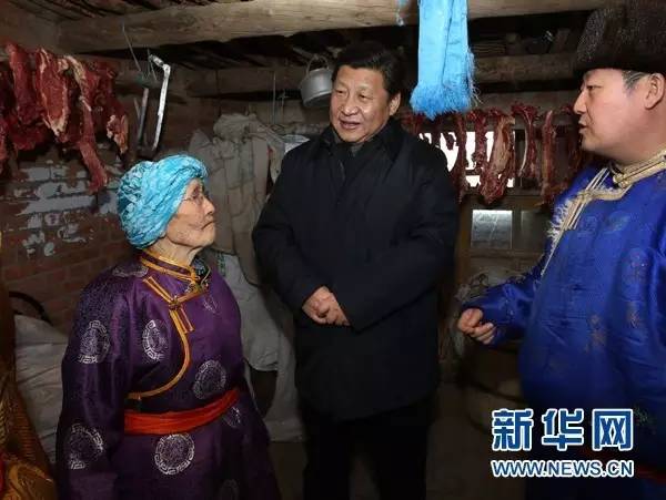 习近平在锡林郭勒盟81岁的牧民玛吉格家了解生活情况